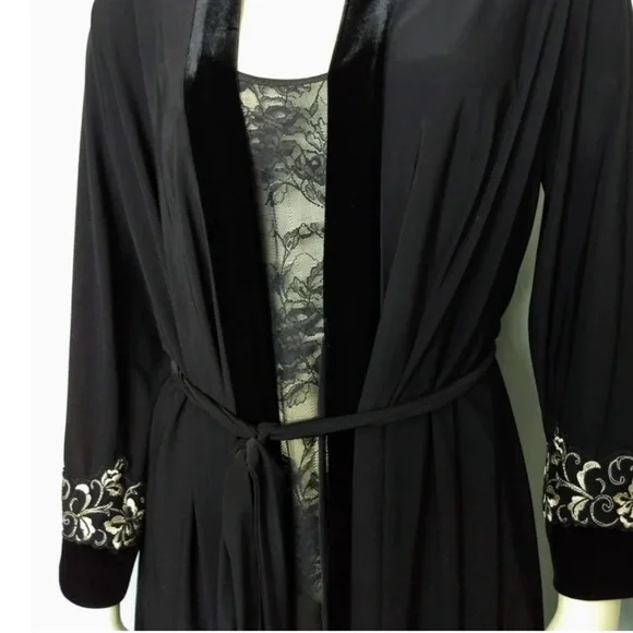 In Bloom Elegant Black Women's Robe with Embroidered Sleeves - Picture 6 of 7